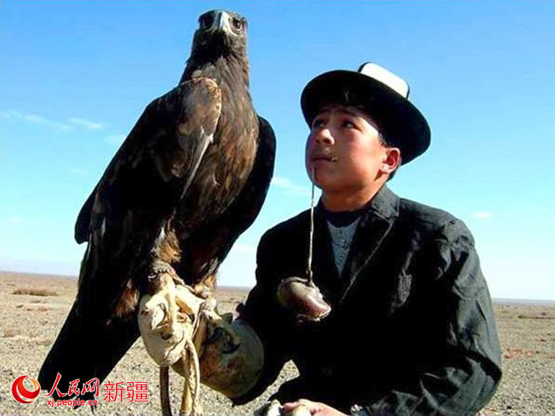 新疆柯尔克孜族驯鹰世家保护文化遗产 传承绝