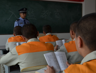 民警为服刑学员开展入监教育
一个贩毒女孩的回归路
14岁时,单纯、秀气的她,因与父母赌气离家出走,远去他乡,并且一步一步地陷入毒品世界中。16岁那年,她因贩毒被人赃并获,开始了铁窗生活,一度绝望、彷徨,如迷途的羔羊。在法官耐心帮教下,她幡然悔悟,逐渐找回了自我,开启了新的的人生旅程。【详细】
不少未成年犯经过矫正考入高校
截至目前,全国法院共设立少年法庭2219个,专门从事未成年人案件审判工作的法官7000多名;2009年至2013年,全国法院判决未成年犯罪被告人33万余人。据统计,5年间,全国法院判决生效未成年被告人分别达7.8万人、6.8万人、6.7万人、6.4万人、5.6万人;判处缓刑、管制、单处罚金的未成年犯罪总人数近2.3万人,占未成年人被判刑总数的6.7%。 【详细】