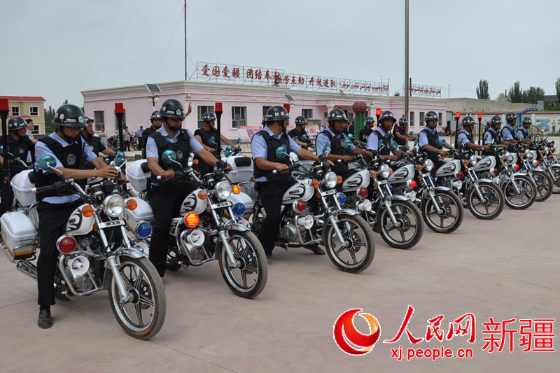 新疆12位农民捐26万买22辆摩托车送给乡政府维稳