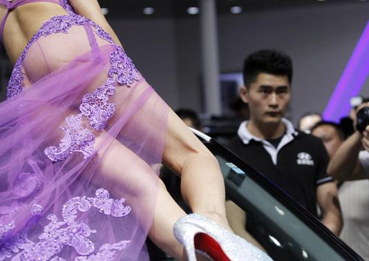 武汉车展车模爬车顶,