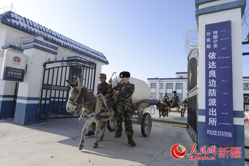 新疆克州边防派出所官兵为辖区牧民义务送水