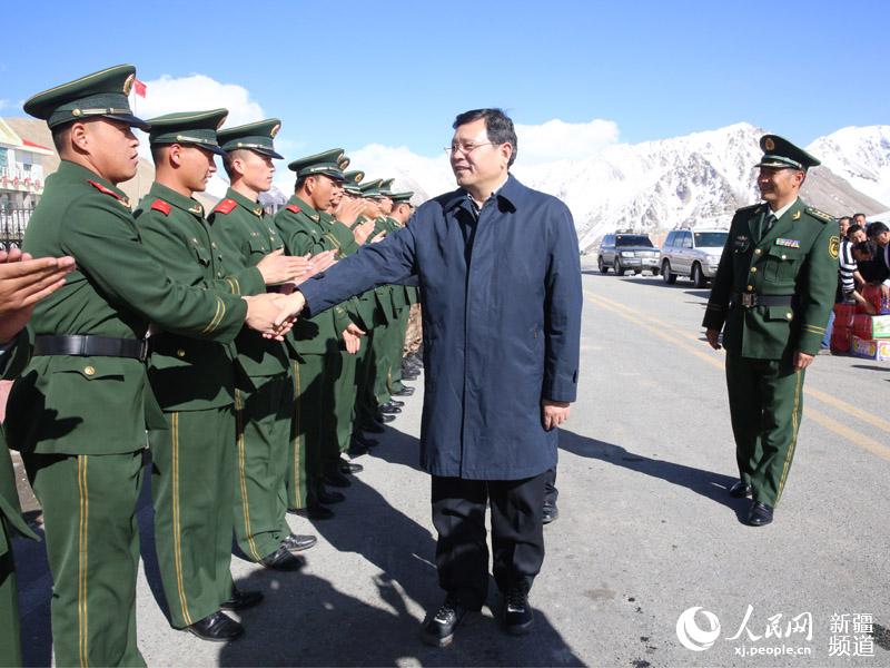 新疆喀什地委书记曾存看望红其拉甫边检站官兵