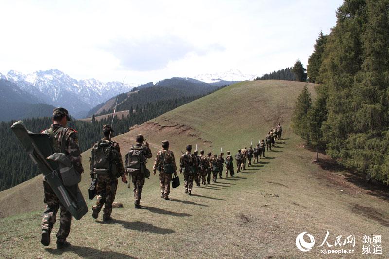 新疆森林总队组织通信兵进山入林训练(图)