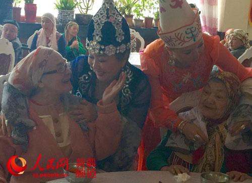 电影《伊犁河》剧组和新疆歌唱家走进养老院慰