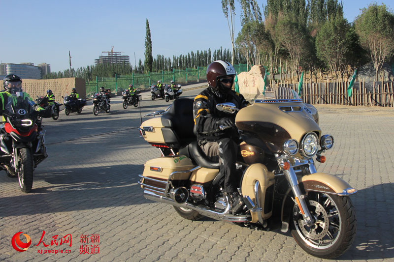 跨越4000公里到新疆 47位摩托车手开启浪漫草
