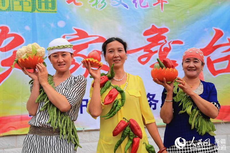 新疆博湖县住村工作组举办蔬菜时装秀让老百姓