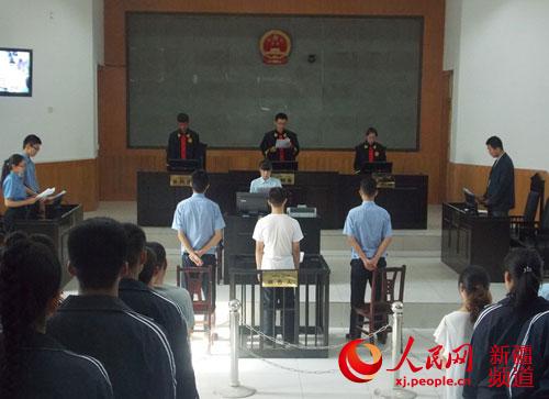 新疆博湖青少年模拟法庭 百余名学生接受法治