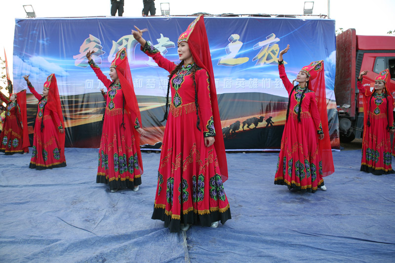 6月23日，精彩纷呈的“兵团建工之夜”主题慰问晚会节目。