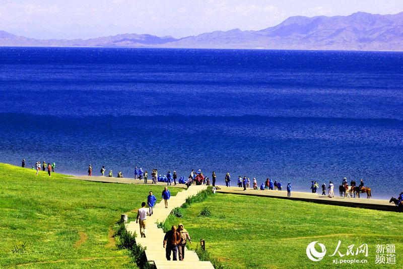 新疆赛里木湖进入最美季节 避暑旅游旺季到来