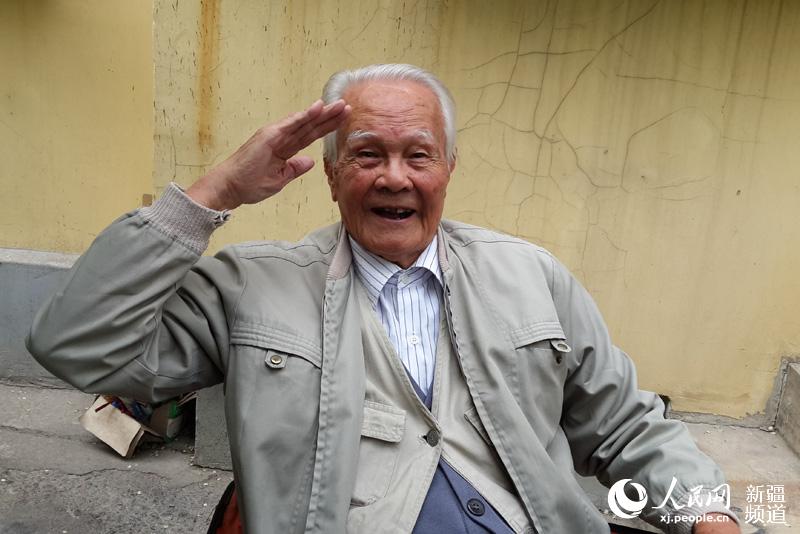 老战士卢璋。张永梅 摄