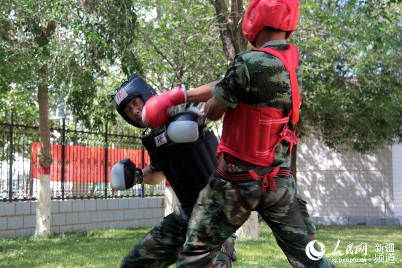 新疆阿勒泰边防:警营里的拳击赛(组图)