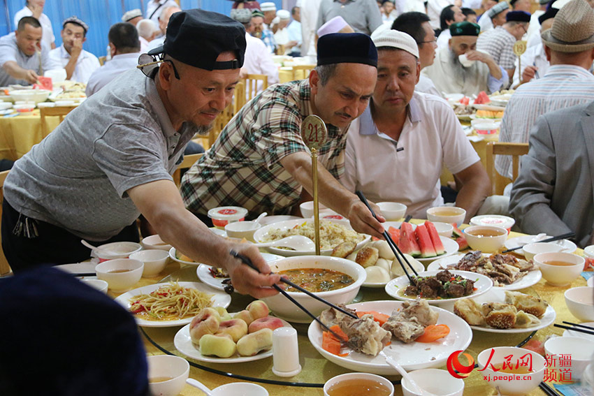 新疆党政领导与穆斯林群众共进开斋饭 庆祝开