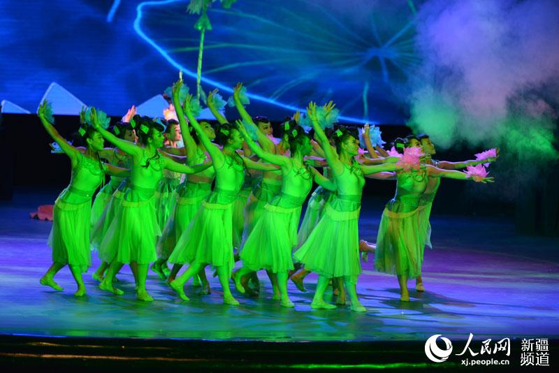 千手观音亮相新疆国际舞蹈节演绎大爱无疆