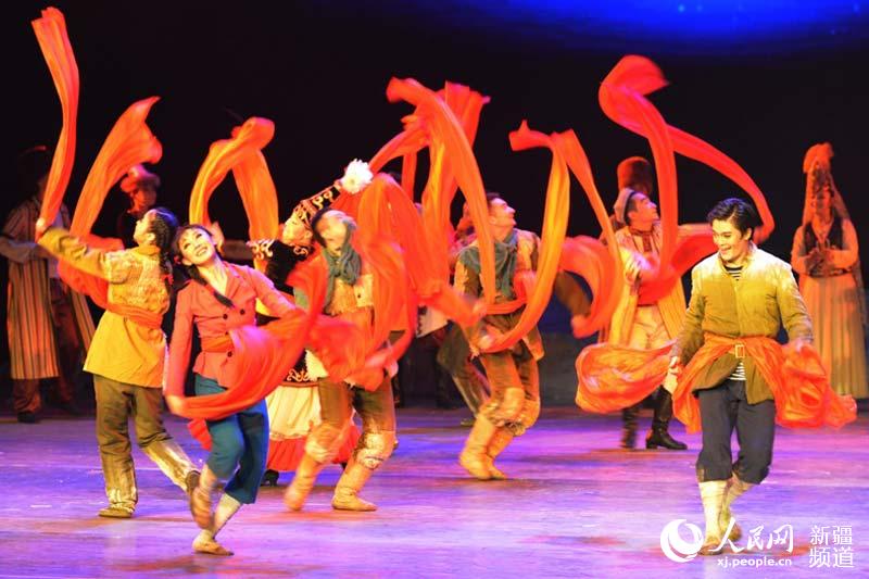 新疆国际民族舞蹈节上精彩演绎戈壁无悔青春(组图)
