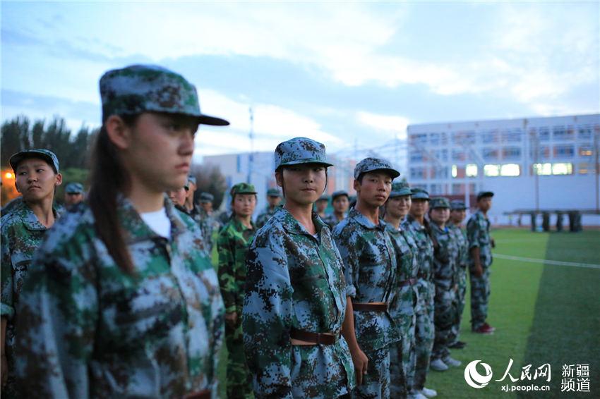 8月4日,在新疆博湖县高级中学的操场上,高一新生正在进行向右看齐训练