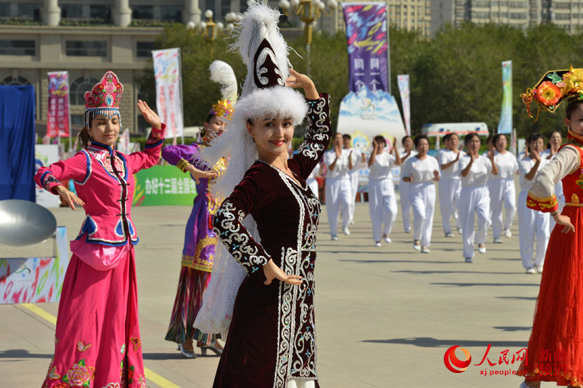 在乌鲁木齐市南湖市民广场,各族群众欢聚一堂.徐蒙 摄