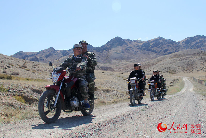 新疆边防:中哈边境一线的摩托车护边队(图)
