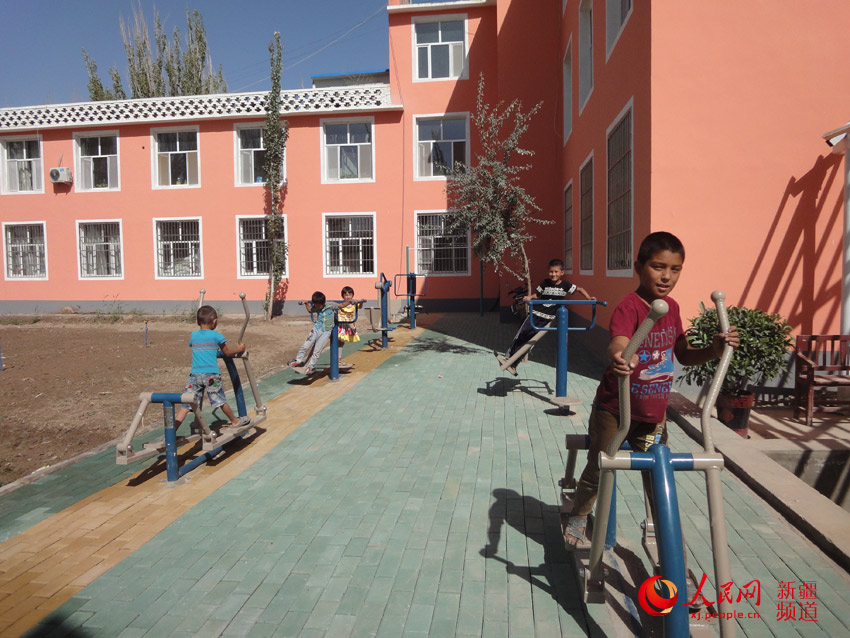 新疆教育厅住村工作组打造农村儿童乐园