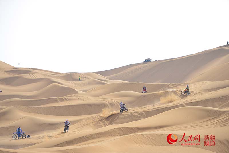 2015环艾丁湖摩托车拉力赛:车手发起最强冲锋