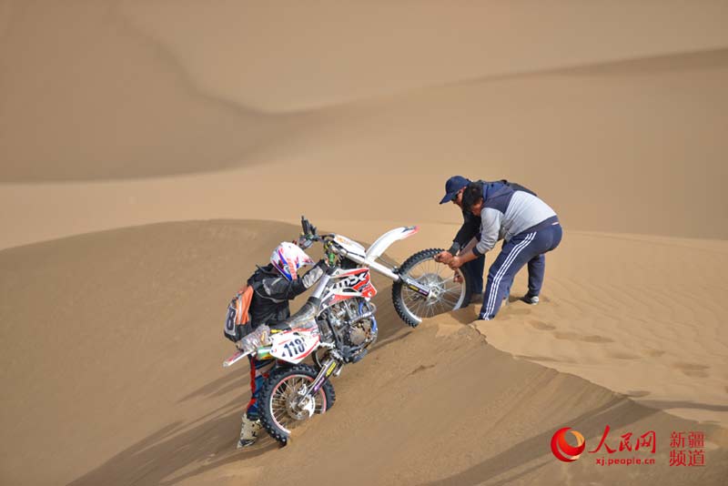 2015环艾丁湖摩托车拉力赛:车手发起最强冲锋