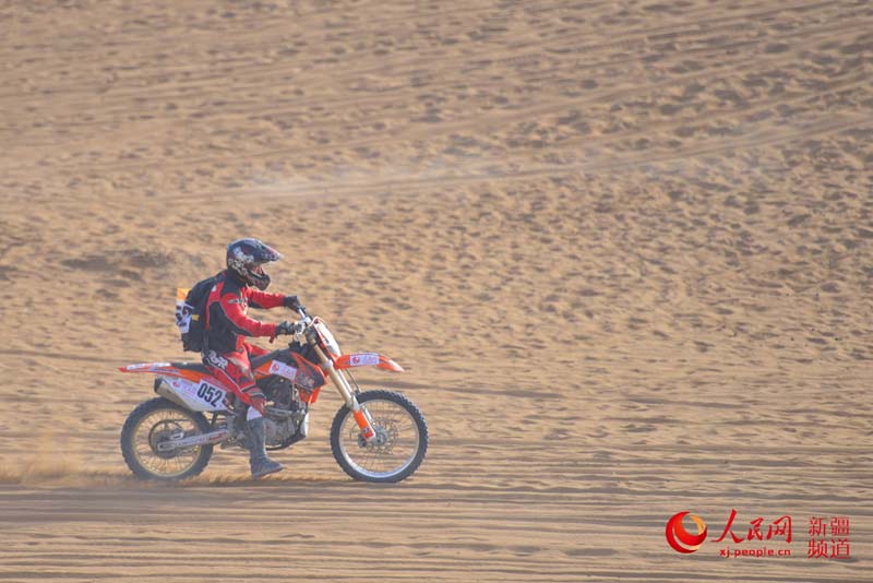 2015环艾丁湖摩托车拉力赛:车手发起最强冲锋