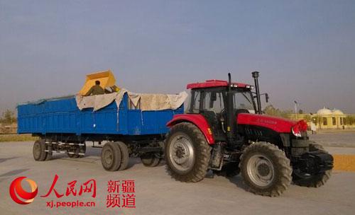 新疆和硕县乌勒泽特牧民搬迁村农机项目让村民