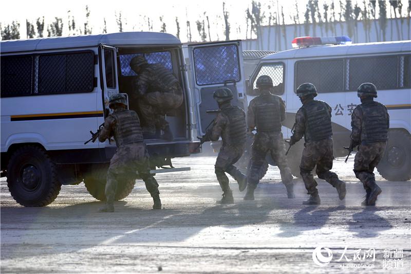 新疆喀什:武警边防特战队员举行反恐演练(图)