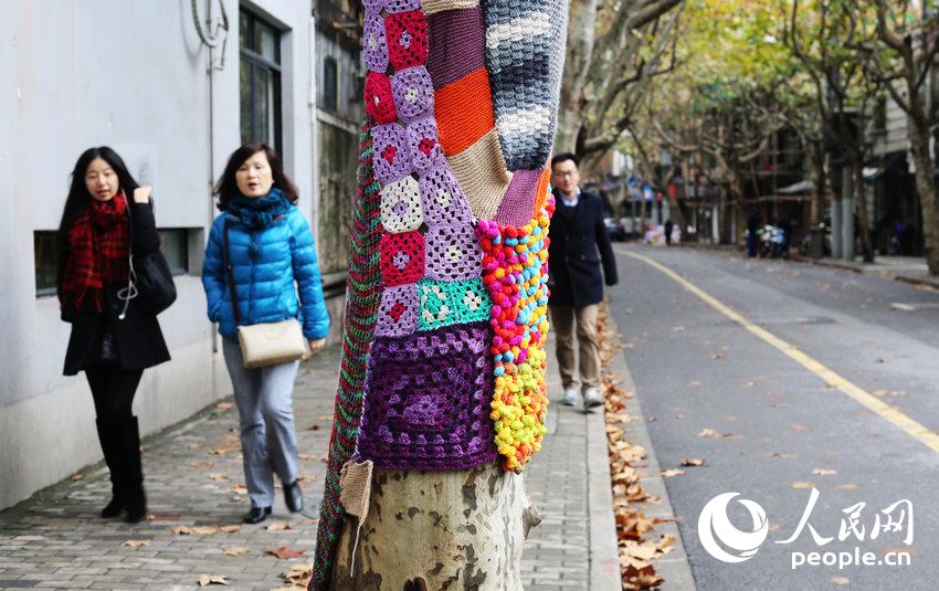 上海街头梧桐树穿上彩色毛衣 又萌又暖获网友