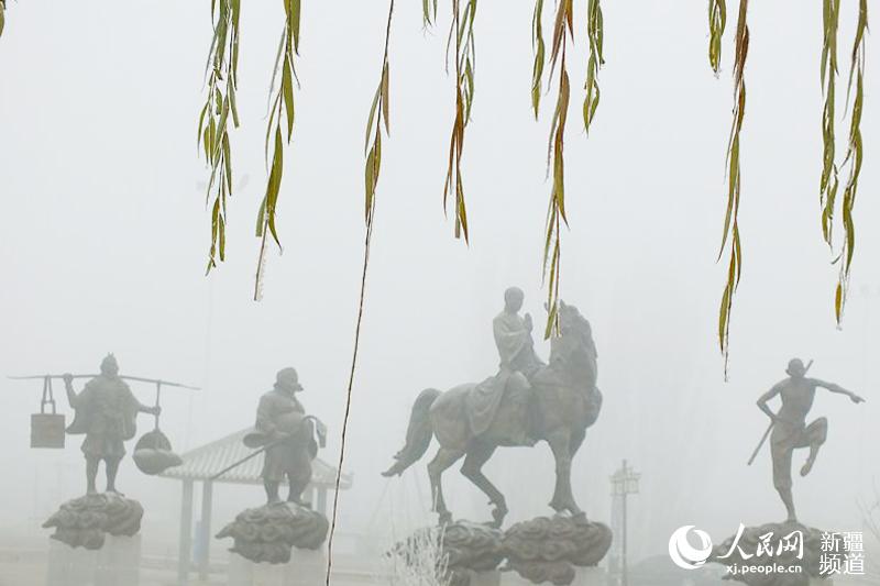 新疆多地大雾锁城 局地能见度小于50米似海市
