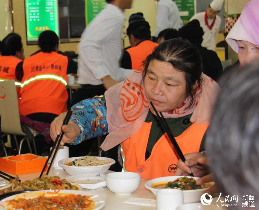 新疆奇台一餐饮广场请200名环卫工人吃饭