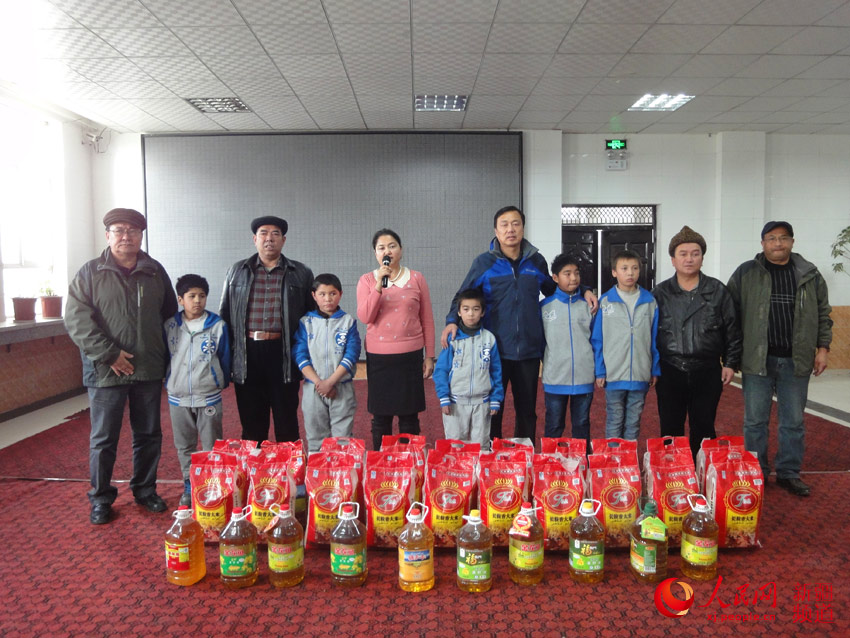新疆教育厅住村工作组开展迎新年 送温暖慰问