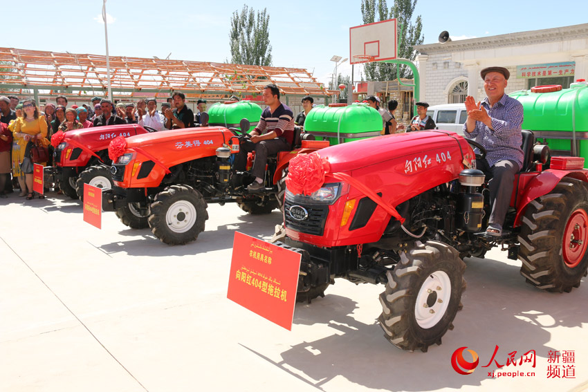 新疆教育厅住村工作组向村民赠送拖拉机