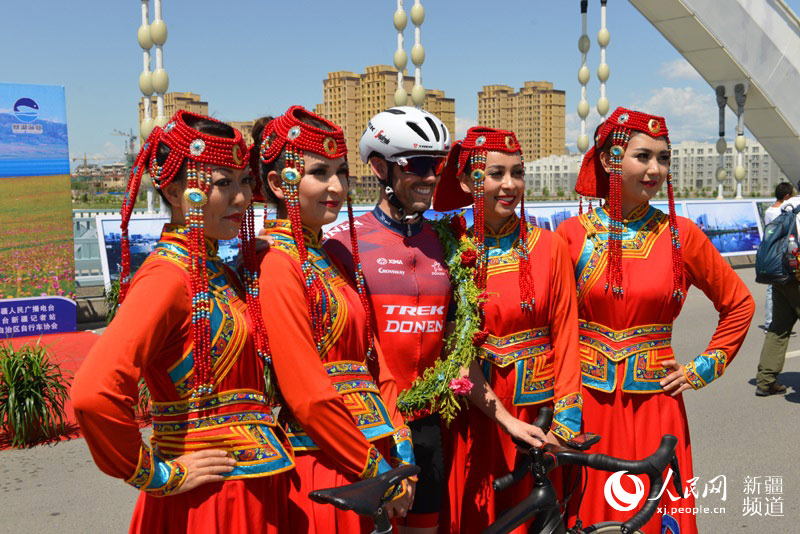新疆环湖赛第二赛段:冠军与亚军仅差一个车轮