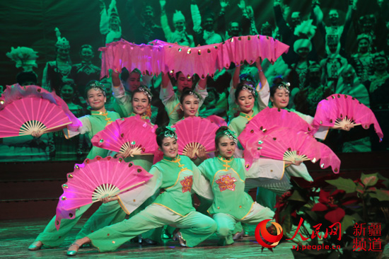 新疆少数民族少女跳扇子舞演绎各民族都是一