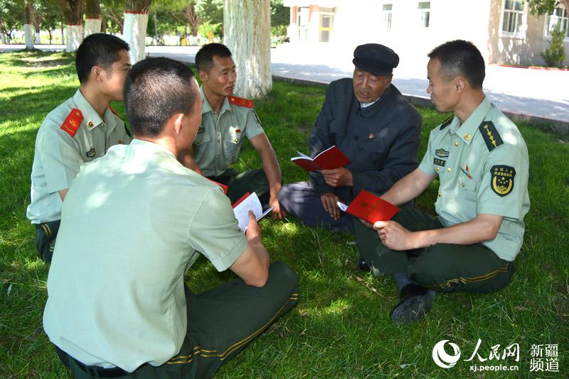 新疆伊犁森林武警邀老党员讲红色故事 为党的