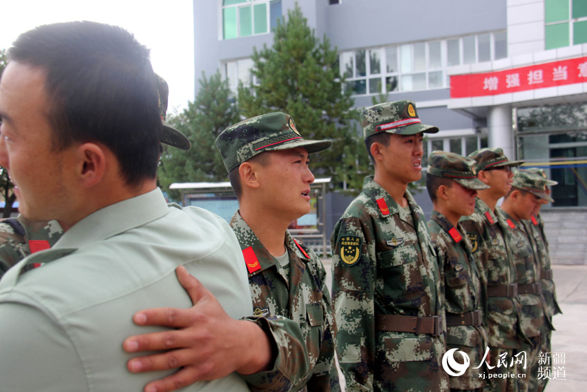 9月7日,武警新疆阿勒泰边防支队吉木乃大队欢送退伍老兵的队伍.