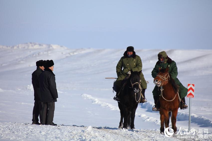 新疆哈巴河县党员干部雪海护送牧民转场