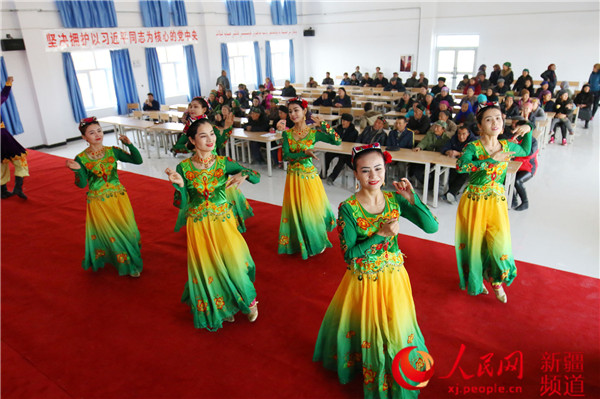 新疆托克逊县三冬活动为各族群众加暖煤