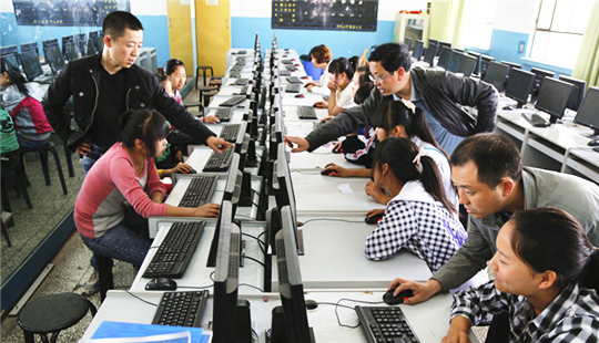 博州中等职业技术学校援疆教师给学生进行考前辅导