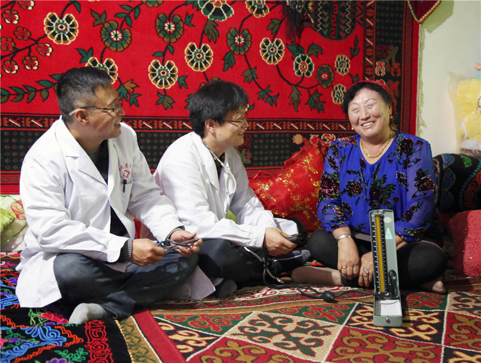 2014年9月28日，89团的荆州援疆医生到维吾尔族职工巴哈提家义诊。