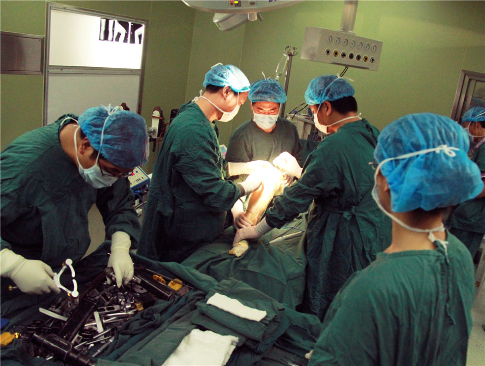 湖北援疆医生开展的关节置换手术填补当地技术空白。