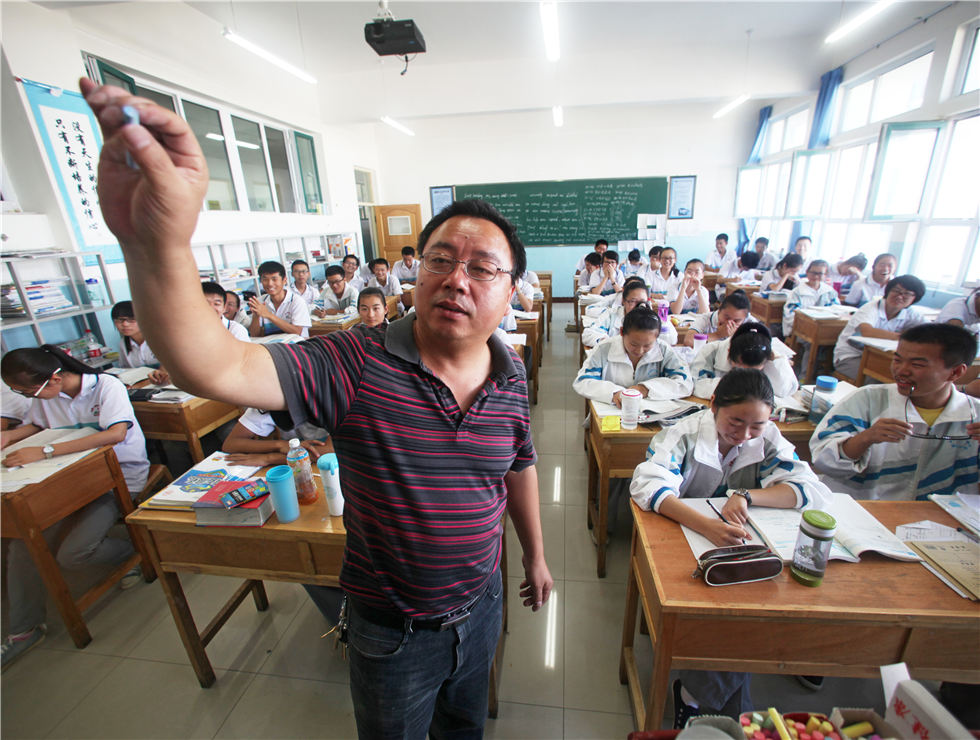 华中师大一附中博乐分校的湖北援疆老师李建波在给学生上物理课。