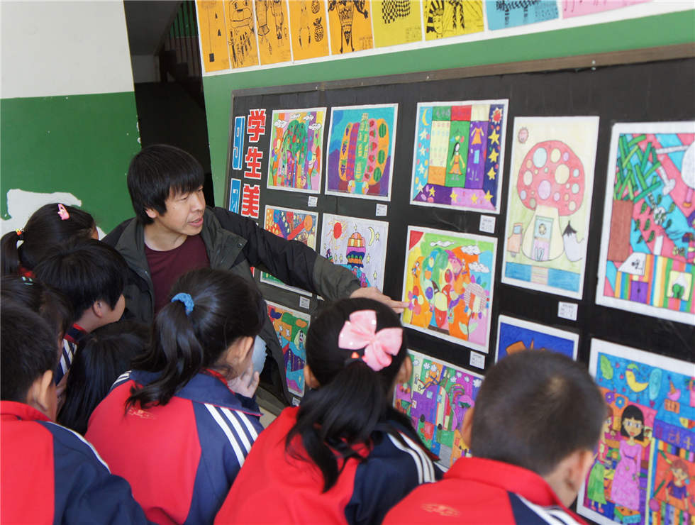 91团援疆教师为孩子们评比画展。