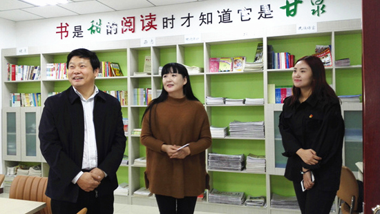 湖北援疆总指挥陈新武（左）参观博乐建国路社区图书阅览室