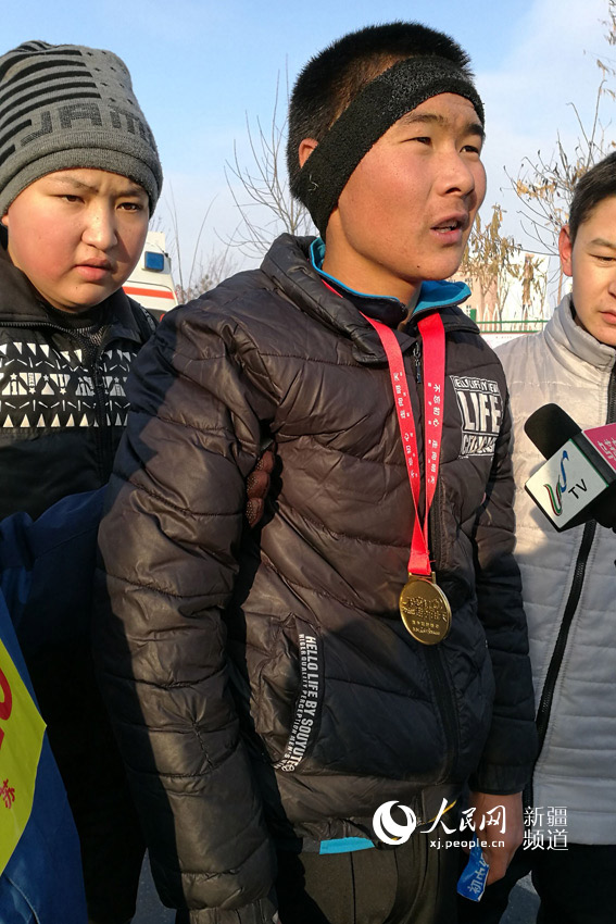 新疆乌苏徒步迎新年活动获奖选手喜上眉梢(图