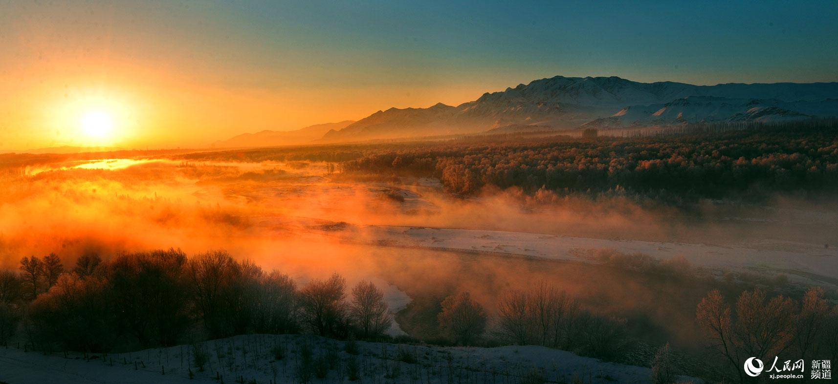 新疆喀什河谷现雾凇奇观 雾气蒸腾美如仙境(组