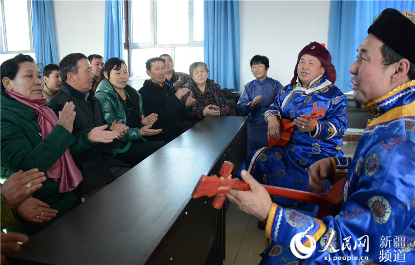 组织非遗传承人、民间艺人用群众喜闻乐见的江格尔弹唱将惠农政策