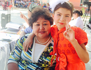 總領隊 庫來惜·阿不都拉 “為鄉村更美貢獻自己的力量”    “做婦女工作是我們的特長。我們把做最美母親、創最美家庭、打造最美庭院、共建美麗鄉村作為我們駐村工作的主線，效果非常好。”新疆維吾爾自治區婦聯黨組成員、副主席，駐村工作隊總領隊、駐喀什市乃鎮1村工作組組長庫來惜·阿不都拉說。   談起過去一年的駐村工作，庫來惜·阿不都拉感慨良多：“2016年是我工作生涯中最為難忘的一年。我深刻領會到駐村肩負的不僅是一種工作職責，更是組織和廣大村民對我們的信任和期待。農村工作也為我提供了很好的機遇，使我能充分發揮自身的優勢，在鍛煉中成長、在成長中成熟。這一年也將是我人生中一筆寶貴的精神財富。”