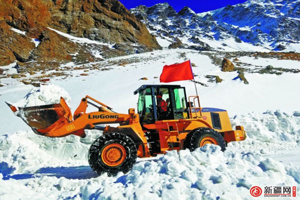 新疆独库公路预计6月初打通雪阻道路