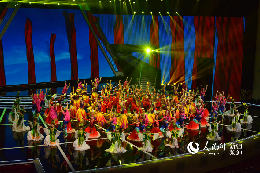 新疆举行向祖国报告双语教育成果展演晚会